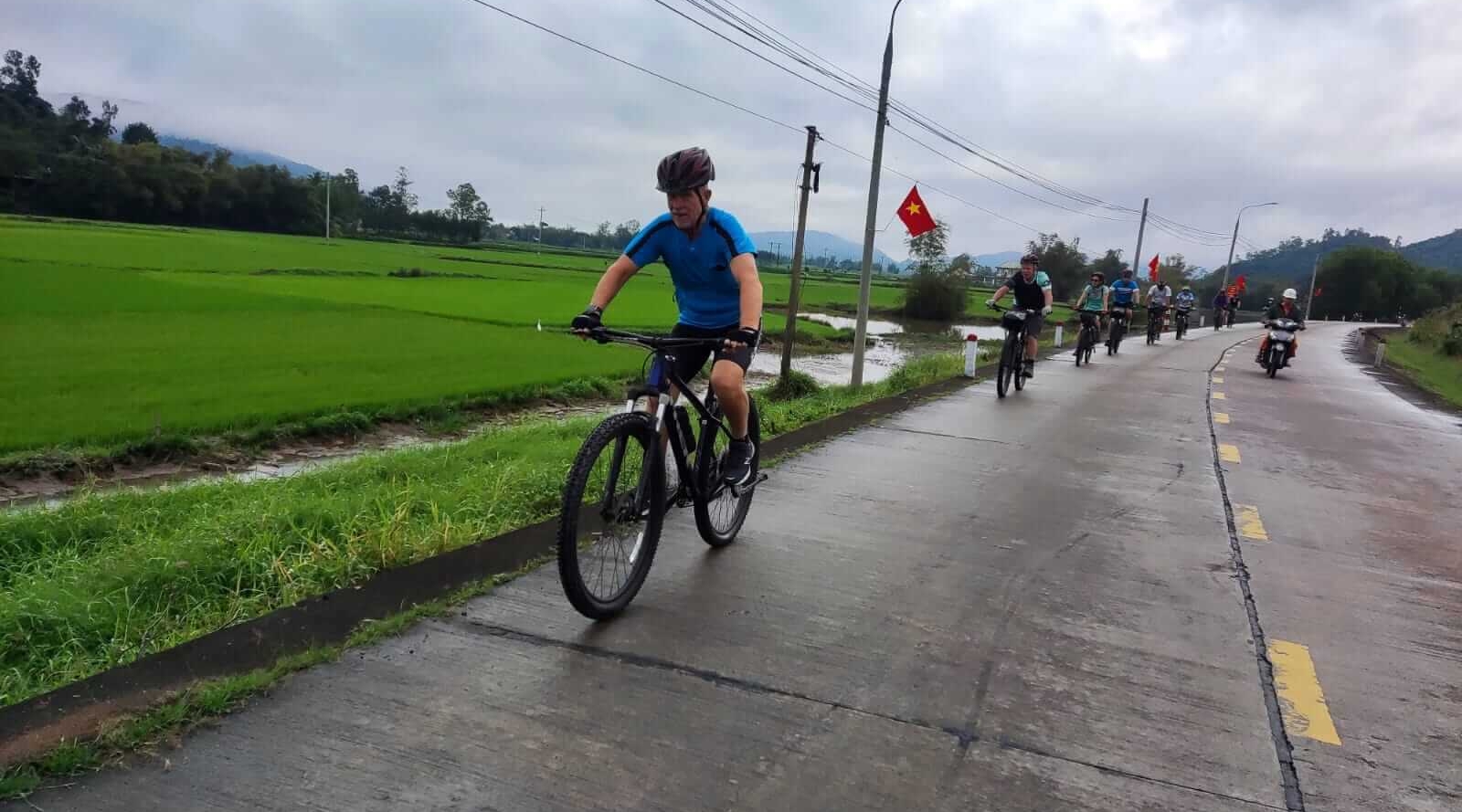 Amazing Bicycle Tour from Ho Chi Minh City to Hanoi 17 Days